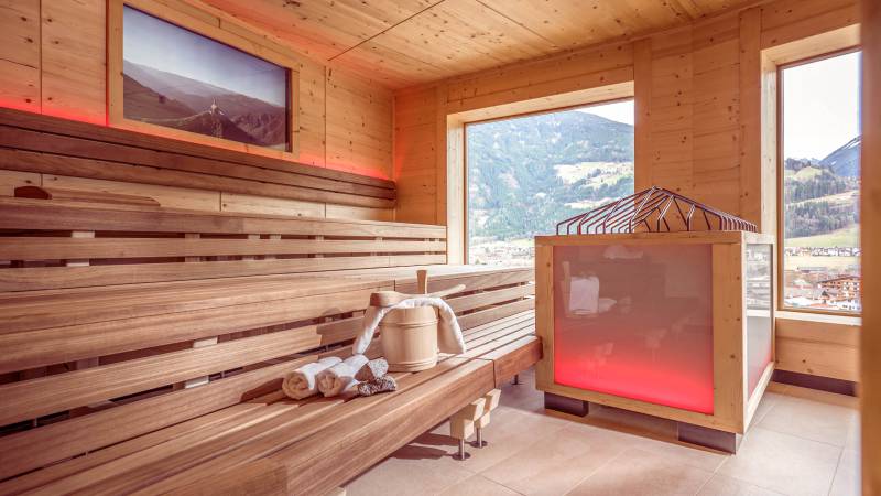 Moderne Holzsauna im Hotel Seetal