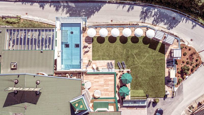 Sommerliegen im Garten des Alpin Family Resort Seetal