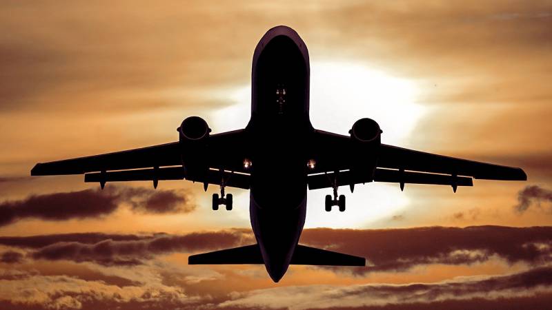 Flugzeug im Sonnenuntergang
