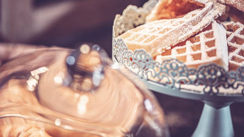 Waffeln und Croissants auf Kuchengeschirr