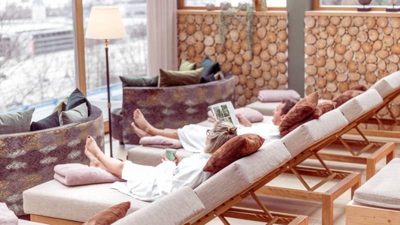 Frau genießt Wellness im Winter im Alpin Family Resort Seetal