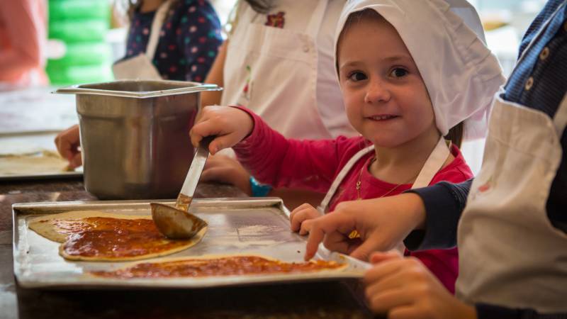 Familie beim Essen im Alpin Family Hotel Seetal