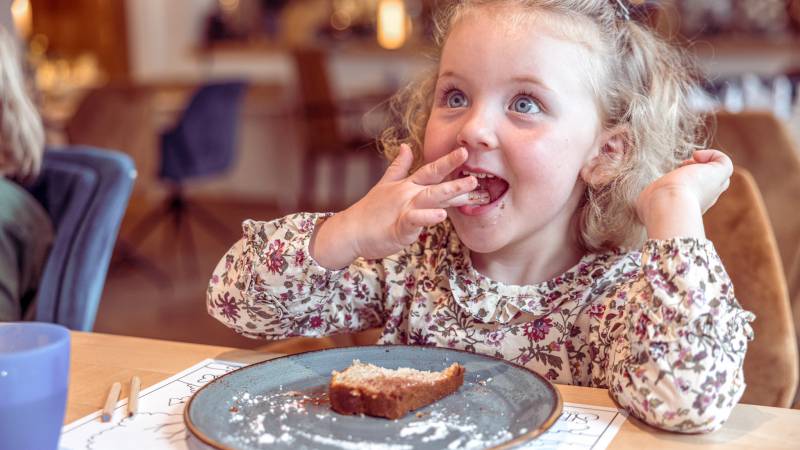 Kind isst einen Mamorkuchen