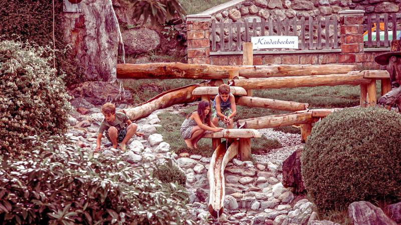 Familie entspannt im Wellnessbereich im Alpine Family Resort Seetal