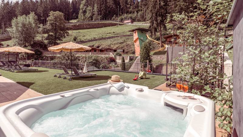 Infinity-Außenpool im Alpin Family Resort Seetal im Winter